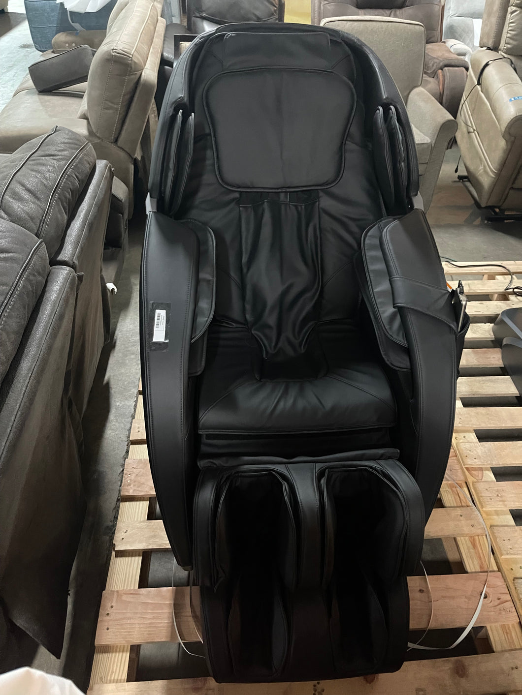 Insignia™ - 2D Zero Gravity Full Body Massage Chair - Black with silver trim