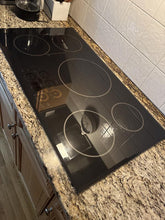 Load image into Gallery viewer, CAFÉ™ Series ENERGY STAR® 36"
Built-In Touch Control Induction
Cooktop CHP90361TBB